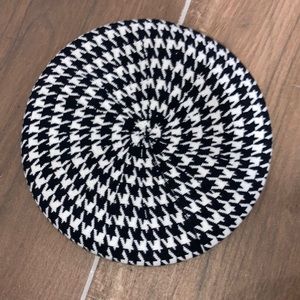 NWOT houndstooth beret